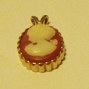 Victorian Cameo Vintage Pendant Gold Facing Left Great Condition like New